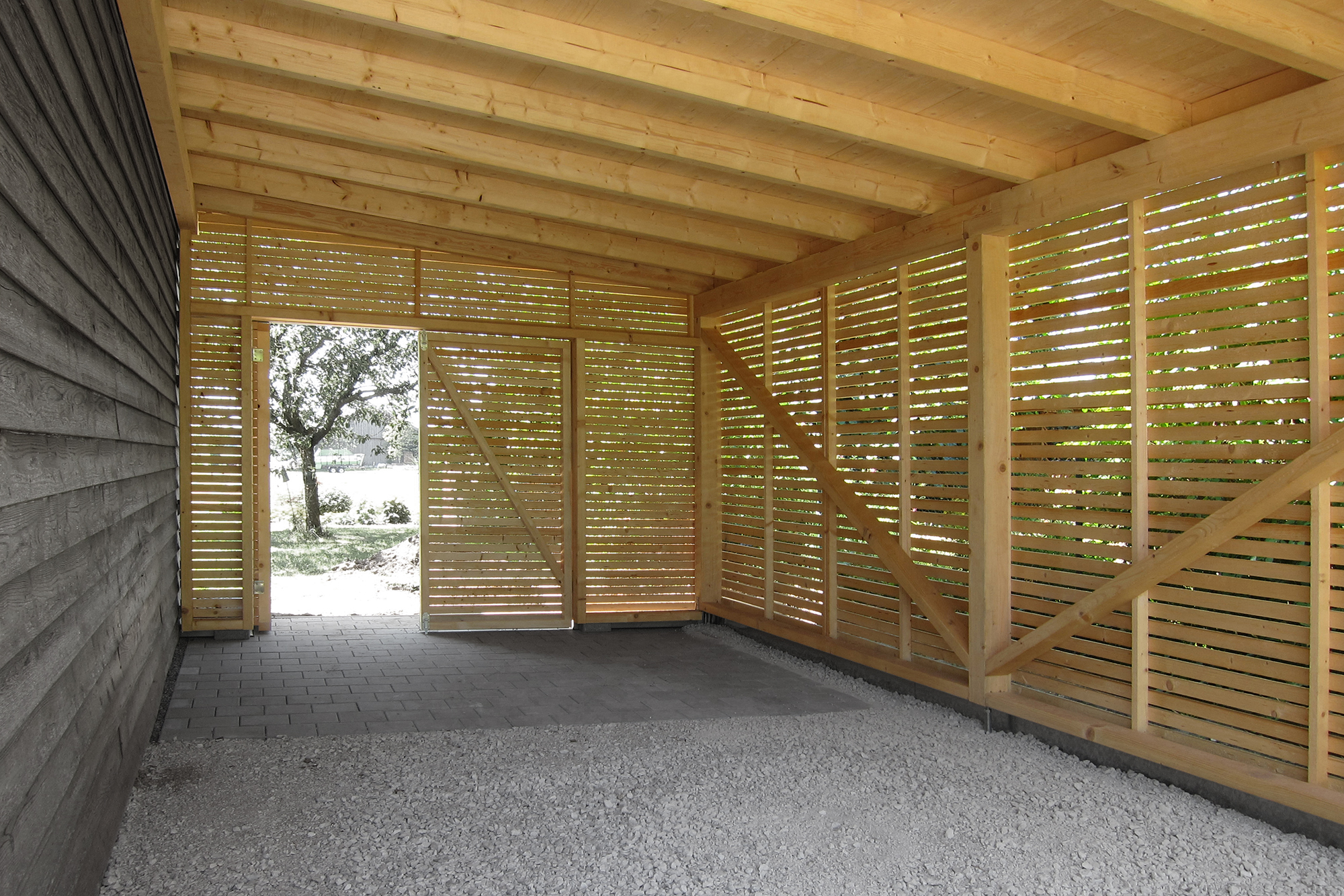 Carport mit Tor - Atelier Ralf Erben - Bauwerke aus Holz
