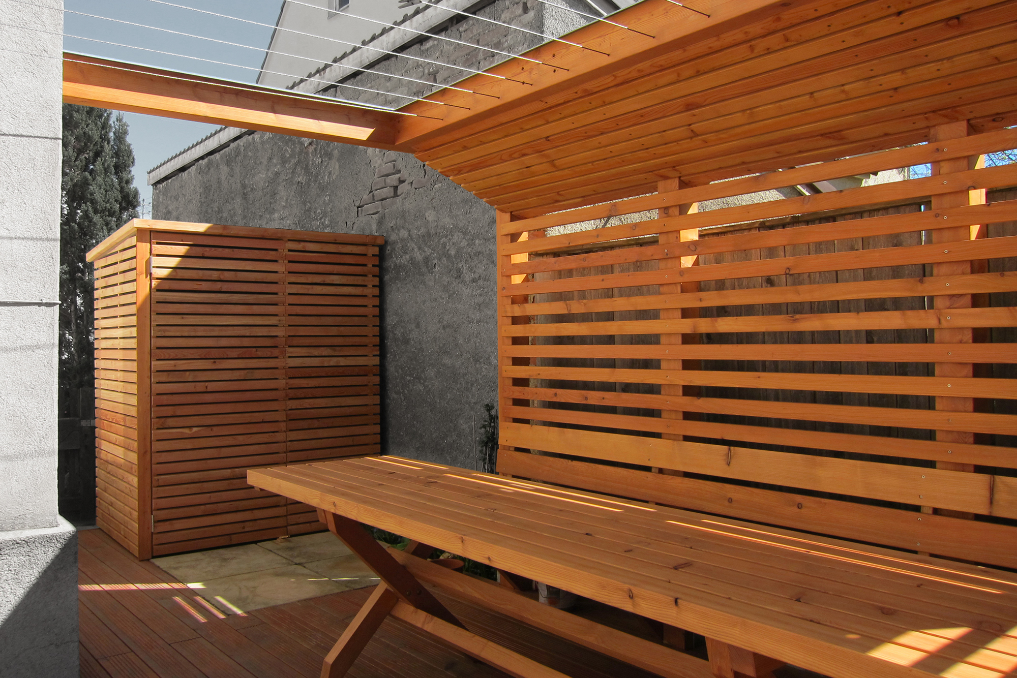 Freisitz mit Tisch Bank & Hüttchen - Atelier Ralf Erben - Bauwerke aus Holz
